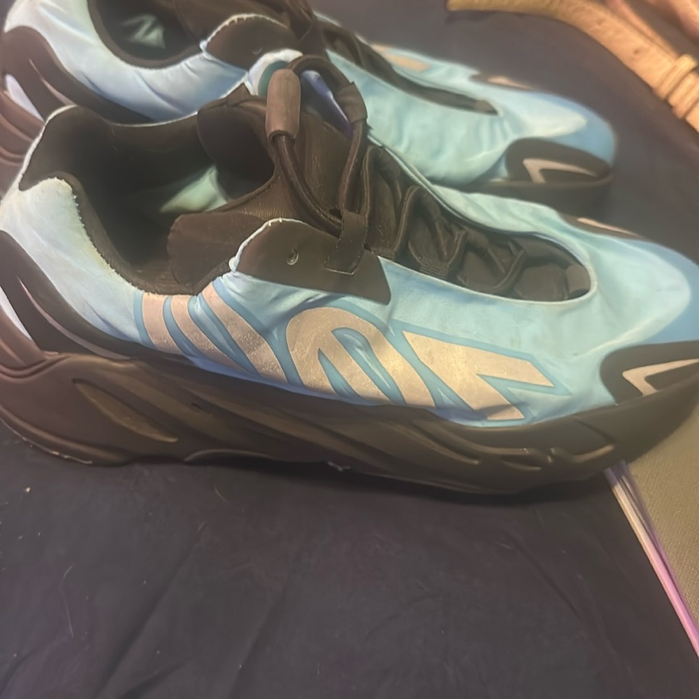 Yeezy 700 mnvn 💯 authentic